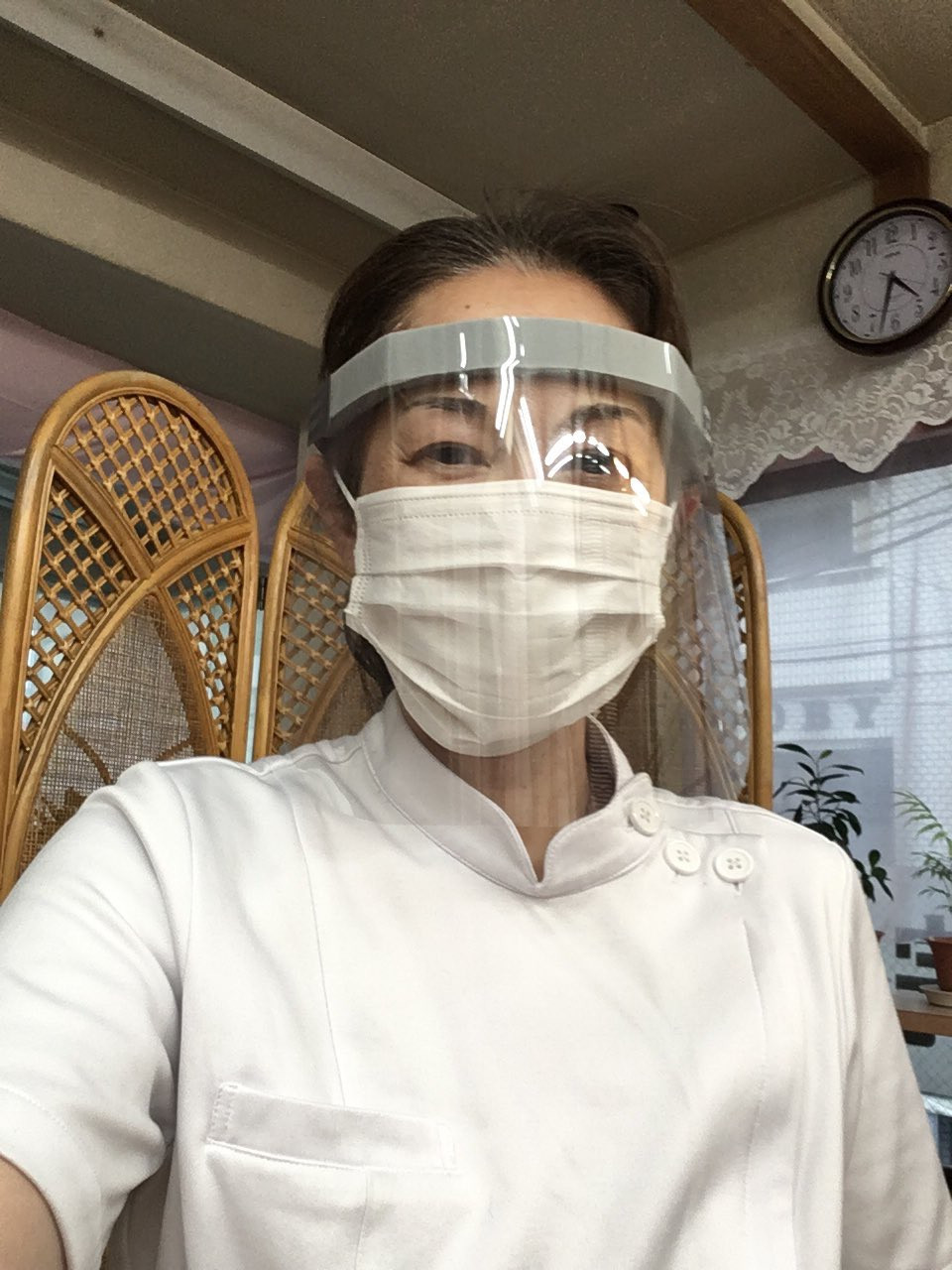 マスクとフェイスガード着用とその都度の消毒で感染予防に努める