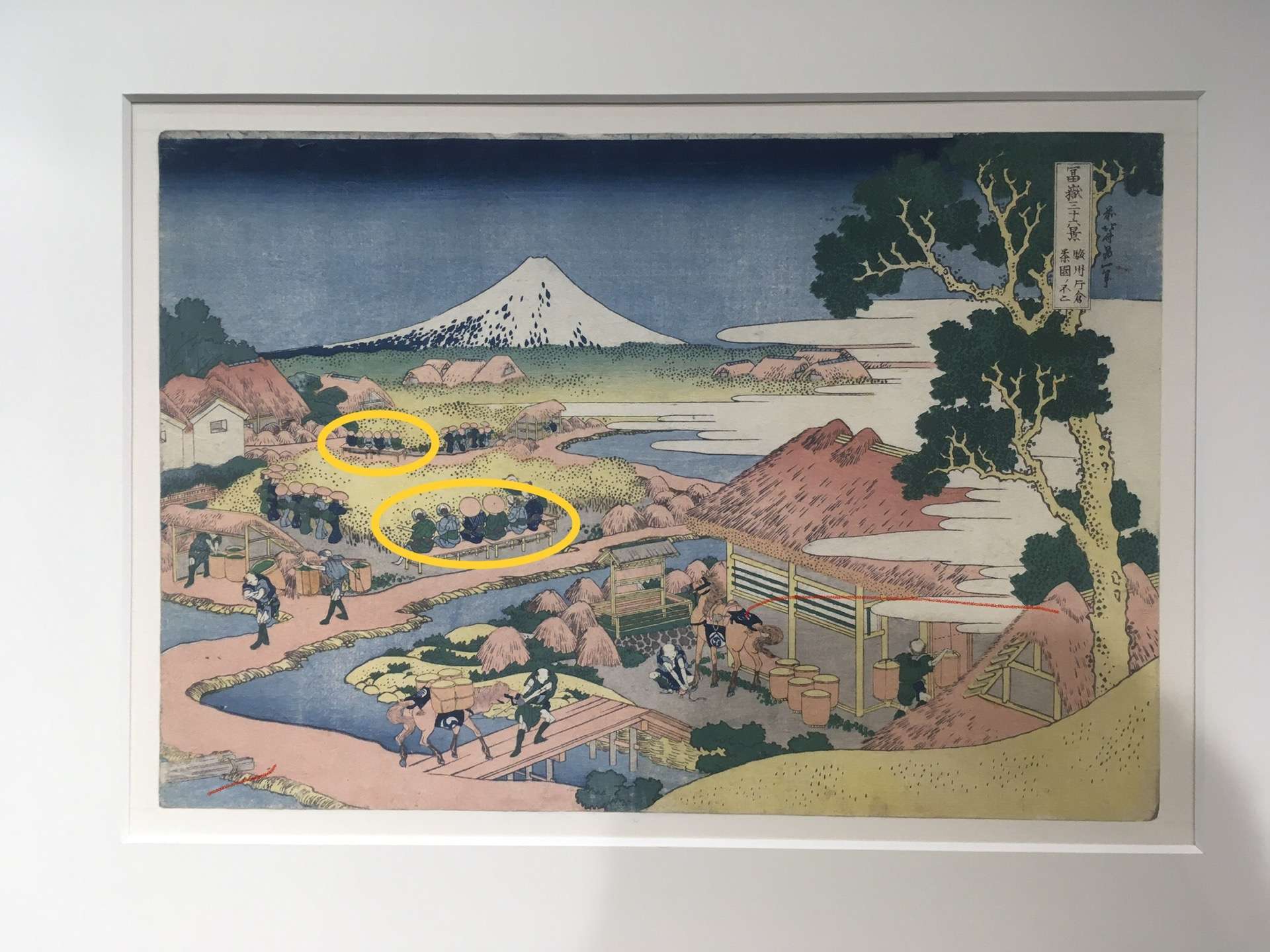 腰掛けて富士山を見る江戸時代の人